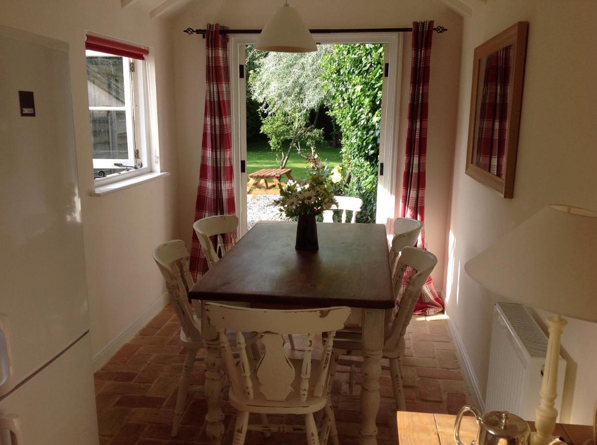 Acacia Cottage Холстед Экстерьер фото