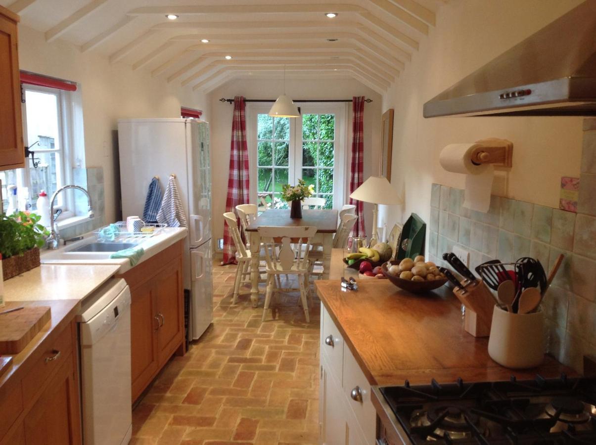 Acacia Cottage Холстед Экстерьер фото